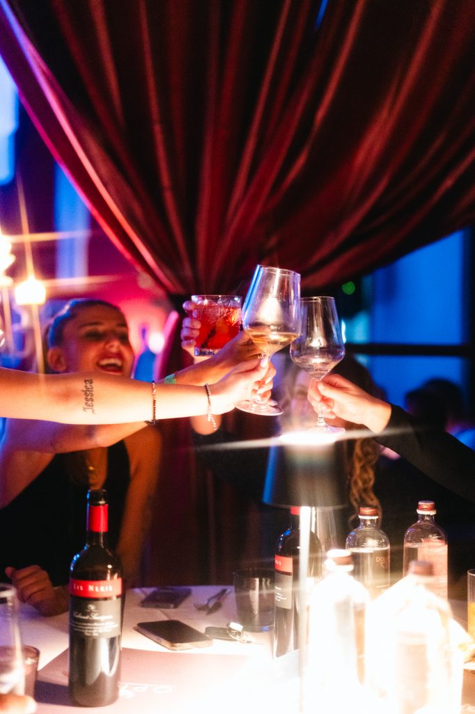 Brindisi al tavolo durante una festa privata