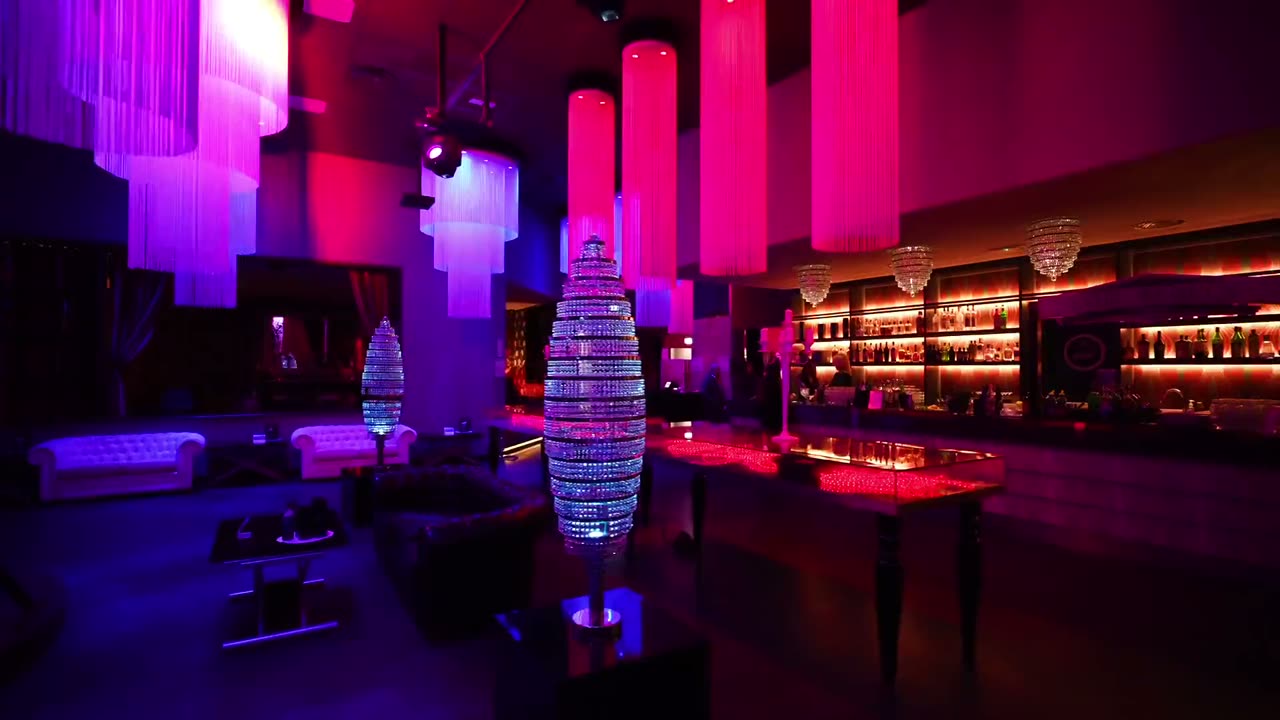 La sala dell'Opium Club con i lampadari di cristallo